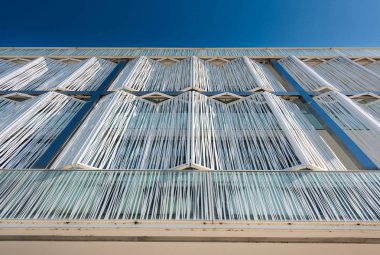 Lizbon, Portekiz - 12 Şubat 2019: İlginç bina cepheleri ve camdan yapılmış pencereler.