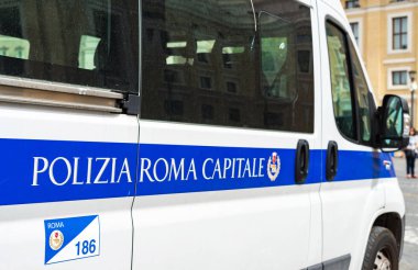 Roma, İtalya - 22 Haziran 2019: Yerel polis aracında logo.