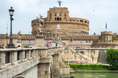 Roma, İtalya - 22 Haziran 2019: Aziz Melek Kalesi ve Tiber Nehri üzerindeki köprü.