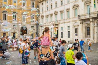 Roma, İtalya - 22 Haziran 2019: İnsanlar seviniyor ve sabun köpüğü oynuyor.