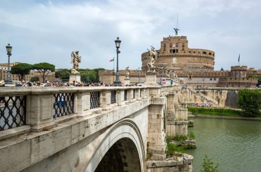 Roma, İtalya - 22 Haziran 2019: Aziz Melek Kalesi ve Tiber Nehri üzerindeki köprü.
