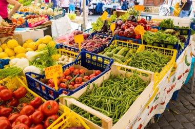 Roma, İtalya - 22 Haziran 2019: Piyasada satılan çeşitli sebze ürünleri.