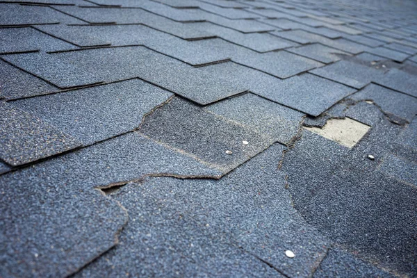 Close View Bitumen Shingles Roof Damage Needs Repair — Stock Photo, Image