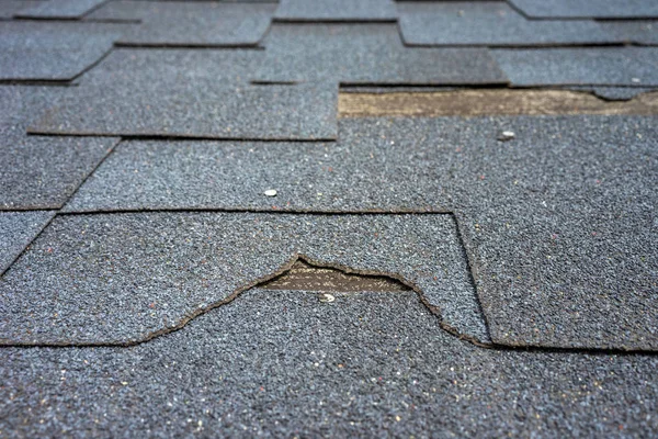 Close View Bitumen Shingles Roof Damage Needs Repair — Stock Photo, Image