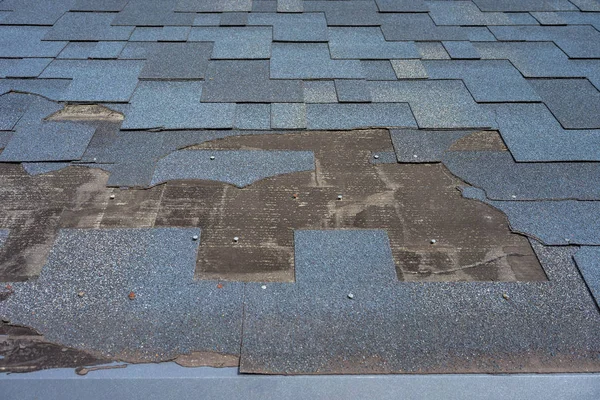 Close View Bitumen Shingles Roof Damage Needs Repair — Stock Photo, Image