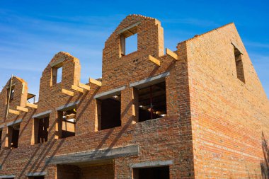 Tuğla bitmemiş ev, çatı ve pencereler yüklemeden önce hala yapım aşamasında.