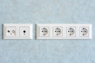 Bir duvar yakın çekim modern güç, iletişim Lan Rj45 ve televizyon soketleri kurulumu.