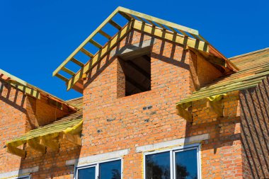 Tuğla bitmemiş ev, çatı yüklemeden önce hala yapım aşamasında.