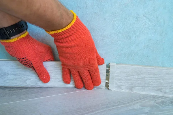 Mãos Trabalhador Instalar Rodapé Plástico Piso Laminado Renovação Rodapé Casa — Fotografia de Stock