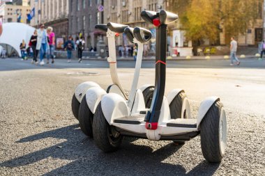 Üç elektrikli jiroboard kiralık parkta kalıyor.