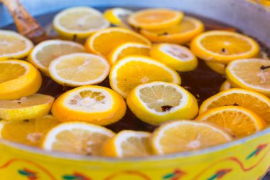 Sıcak gluhwein veya bir kazan fuarı Fuar, geleneksel narenciye içki, şarap mulled. Noel pazarı.