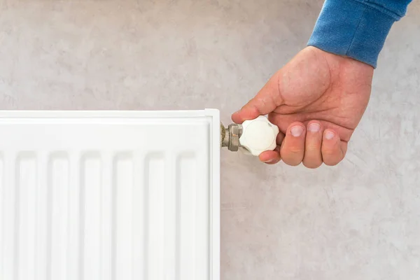 Mão Ajustando Botão Radiador Aquecimento — Fotografia de Stock