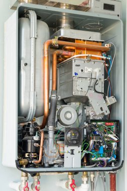 Kiev, Ukrayna - 03 Ekim 2019: Ev ısıtması için sökülmüş su ısıtıcısının görüntüsü. Kurulum, bağlantı ve bakım kavramı.