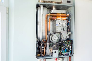 Kiev, Ukrayna - 03 Ekim 2019: Ev ısıtması için sökülmüş su ısıtıcısının görüntüsü. Kurulum, bağlantı ve bakım kavramı.