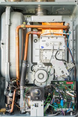 Kiev, Ukrayna - 03 Ekim 2019: Ev ısıtması için gazlı su ısıtıcısının iç görünümü. Kurulum, bağlantı ve bakım kavramı.