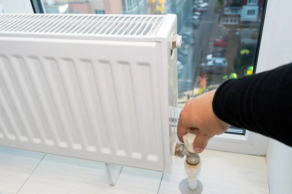 Mão Ajustando Botão Radiador Aquecimento Casa Uma Estação Fria — Fotografia de Stock