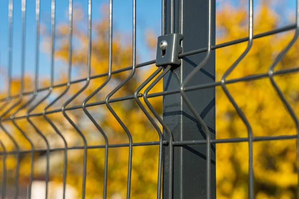 Recinzione Acciaio Grigliato Realizzato Con Filo Sfondo Cielo Blu Impianto — Foto Stock