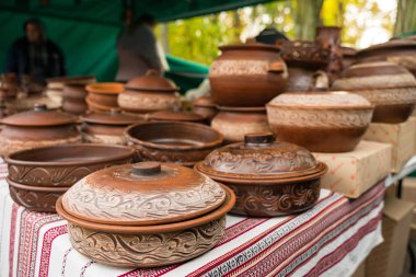 Güzel tencereler ve panayırda satılan diğer el yapımı kil tabaklar..
