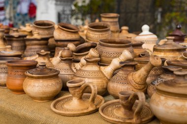 Güzel tencereler ve panayırda satılan diğer el yapımı kil tabaklar..