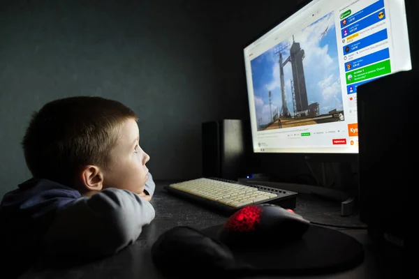 Ukraina Irpin Maja 2020 Dziecko Oglądające Żywo Antenie Start Pierwszej Obrazek Stockowy