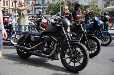 Prag, Çek Cumhuriyeti, Temmuz 06, 2019: Motosikletlilerin Prag şehir merkezinden geçişi.                               