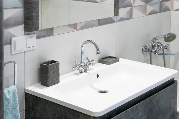 Modernes Badezimmer Mit Wasserhahn Aus Metall Und Weißem Waschbecken Aus — Stockfoto