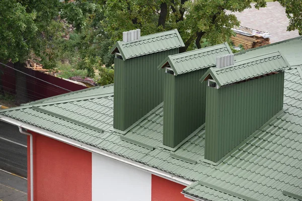Зеленая Металлическая Крыша Большими Трубами Вентиляционной Системой Желоб Белого Дождя — стоковое фото