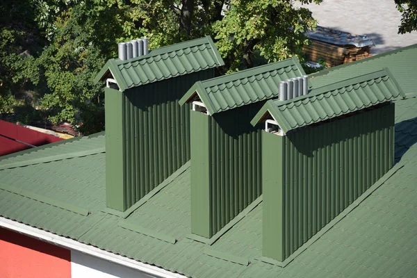 Grønt Metalltak Med Store Skorsteinsrør Ventilasjonsanlegg – stockfoto