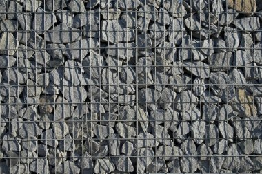 Dekoratif gabion çiti doğal taş ve metal ağdan yapılmıştır..                               