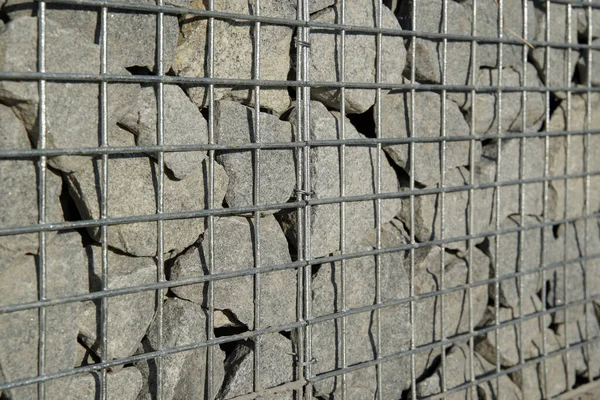 Ogrodzenie Dekoracyjne Gabionowe Wykonane Jest Kamienia Naturalnego Siatki Metalowej — Zdjęcie stockowe