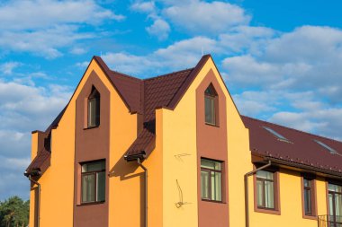 Çerçeve yapım aşamasında. Metal çatısında yağmur oluğu sistemi var..