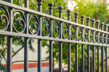 Güzel dekoratif dökme metal parmaklıklar ve sanatsal demirler. Demir parmaklıklar yakın..