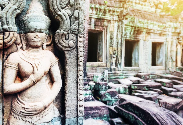 O rosto de pedra do rei khmer no muro do Templo Bayon, Angkor wat, Camboja. — Fotografia de Stock