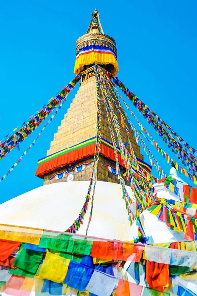 Bodhnath stupa i Katmandu med buddhaögon och böneflaggor, Nepal Stockbild