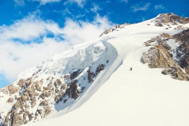 Grup dağcı dağın en yüksek tepesine ulaşır. Tırmanma ve spor dağcılık. Nepal dağlar.