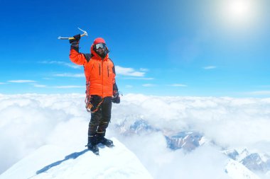 Dağcı Everest 'in zirvesine ulaşır. Dağ zirvesi Everest. Dünyanın en yüksek dağı. Ulusal Park, Nepal