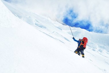 Dağcı Everest 'in zirvesine ulaşır. Dağ zirvesi Everest. Dünyanın en yüksek dağı. Ulusal Park, Nepal