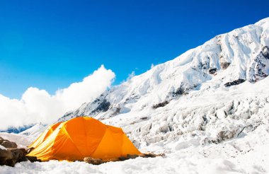 Everest ana kampında çadır. Dağ zirvesi Everest. Dünyanın en yüksek dağı. Ulusal Park, Nepal.