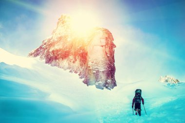 Sırt çantalı gezgin dağın zirvesine ulaşır. Başarı, özgürlük ve mutluluk, dağlarda başarı. Etkin spor konsepti.