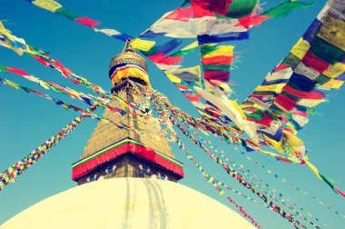 Buda'nın gözlerini kapa, bodhnath stupa Vadisi'nde Katmandu, nepal, dua bayrakları ile