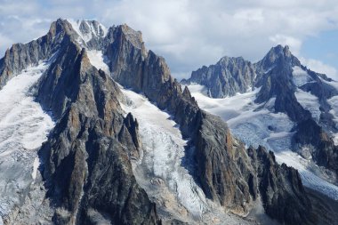 Dağcı dağın en yüksek zirvesine ulaşır. Başarı, özgürlük ve mutluluk, başarı dağlarda. Tırmanma spor kavramı.
