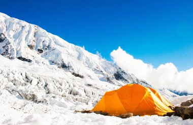 Everest ana kampında çadır. Dağ zirvesi Everest. Dünyanın en yüksek dağı. Ulusal Park, Nepal.