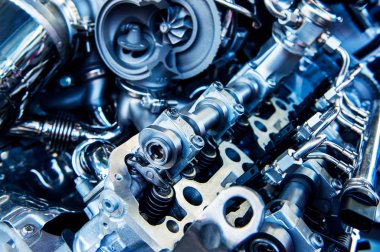 Bir arabanın güçlü motoru. Motorun dahili tasarımı. Araba motoru parçası. Modern güçlü araba motoru.