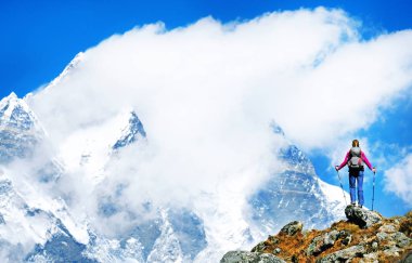 Uzun yürüyüşe çıkan kimse sırt çantaları ile dağ tepe zirvesine ulaşır. Başarı başarı dağlarda özgürlük ve mutluluk. Aktif spor kavramı.