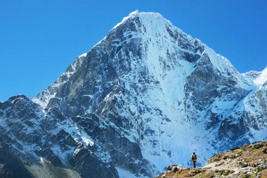 Himalayalar gün ışığında dağlarda. Himalayalar 'ın güzel manzarası