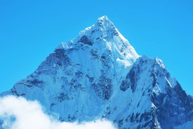 Himalayalar gün ışığında dağlarda. Himalayalar 'ın güzel manzarası