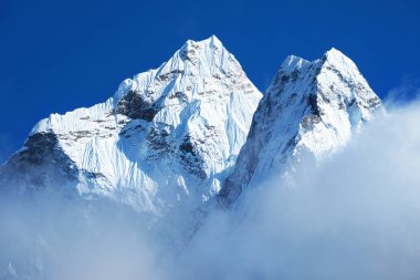 Himalayalar gün ışığında dağlarda. Himalayalar 'ın güzel manzarası