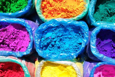 Hint pazarında renkli tika tozları. Hindistan 'daki Holi bayramında satılık renkli toz..