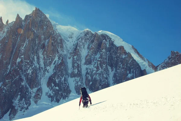 Grupo de alpinistas atinge o topo do pico da montanha. Escalada e esporte de alpinismo. Montanhas . — Fotografia de Stock