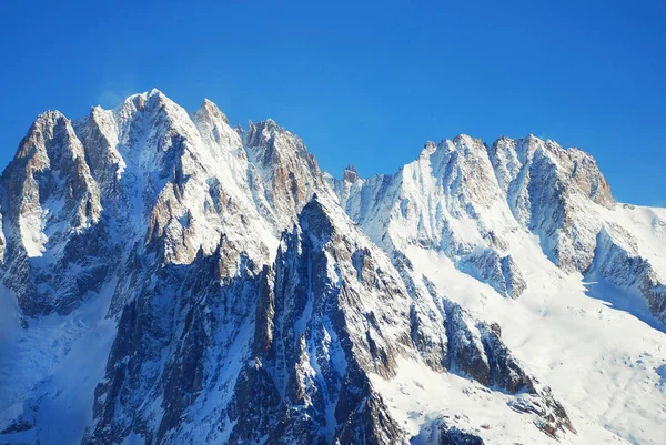 Snöiga toppar vid Mont Blanc-området. Mont Blanc bergsmassiv sommar landskap — Stockfoto